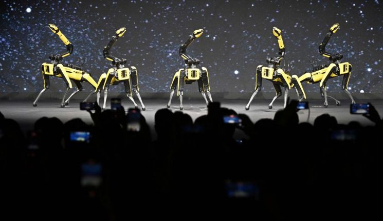 CES2026 미국 네바다주 라스베이거스 컨벤션센터(LVCC) 현대차그룹 부스에서 로봇개 스팟이 자동차 수리 시연을 하고 있다. 스팟은 현대차그룹의 피지컬 AI 전략을 상징하는 아이콘이다. 연합뉴스