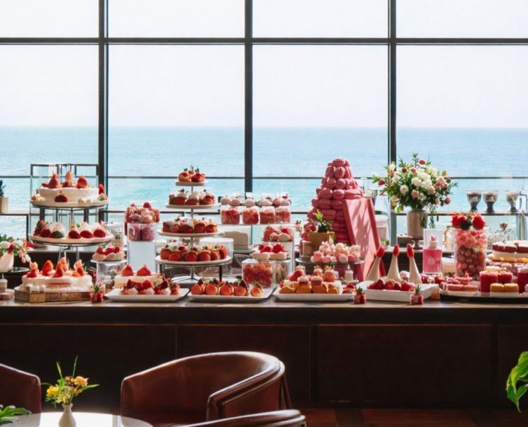 빨간 '겨울' 너머 파란 바다가… 아난티, '크레이지 인 핑크' 딸기뷔페