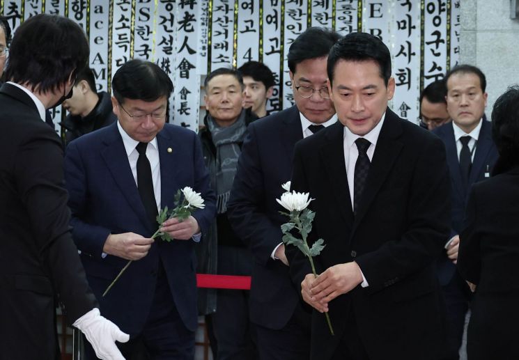 장동혁 대표, 이해찬 빈소 찾아 조문…정청래와 만나 "조금 더 나은 정치할 것"
