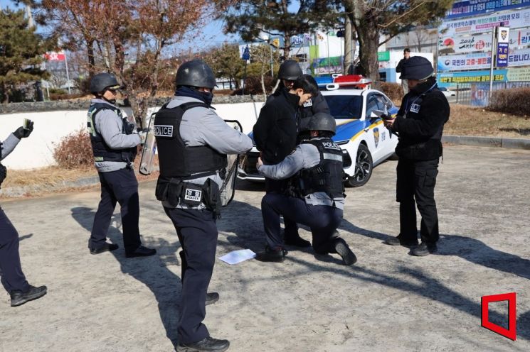 "탕탕탕" 사제총기 위협 대응 칠곡경찰서