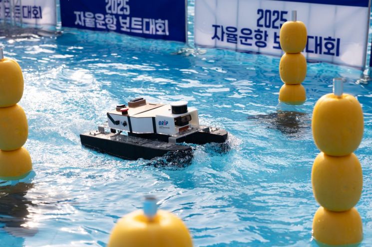 지난 '2025년 자율운항 보트대회'에 참가한 자율운항 선박의 미션 수행 모습.