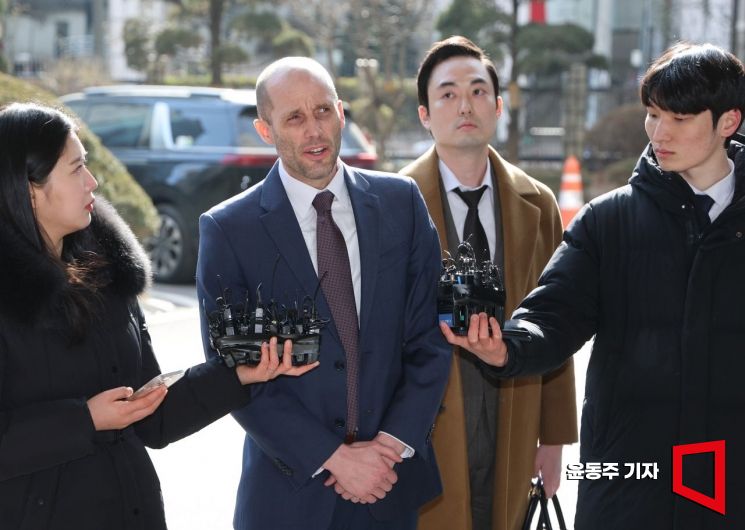 "협조" 몸 낮춘 쿠팡 로저스, 12시간 만에 조사 종료