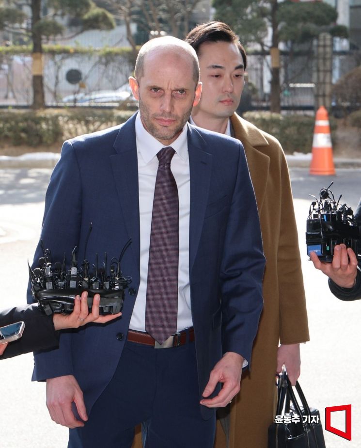 "협조" 몸 낮춘 쿠팡 로저스, 12시간 만에 조사 종료