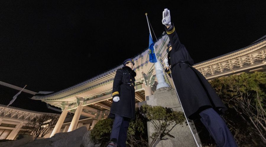 지난해 12월 29일 청와대에서 근무자들이 봉황기를 게양하고 있다. 봉황기는 우리나라 국가수반의 상징으로, 대통령의 주 집무실이 있는 곳에 상시 게양된다. 연합뉴스