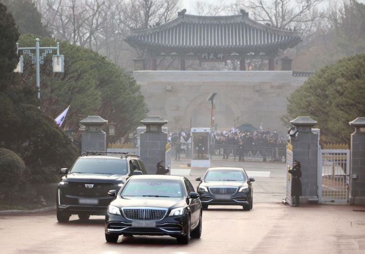 이재명 대통령의 출근 차량 행렬이 지난해 12월 29일 청와대 본관으로 들어서고 있다. 대통령이 청와대로 출근하는 것은 문재인 전 대통령이 마지막으로 출근한 퇴임일인 2022년 5월 9일로부터 1천330일 만이다. 연합뉴스