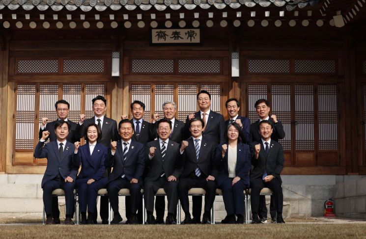 지난 1월 16일 상춘재에서 열린 정당 지도부 초청 오찬에서 참석자들과 기념촬영하고 있다. 연합뉴스