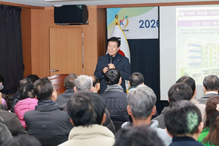 박범인 금산군수 남일면민과의 대화 모습(사진=금산군 제공)