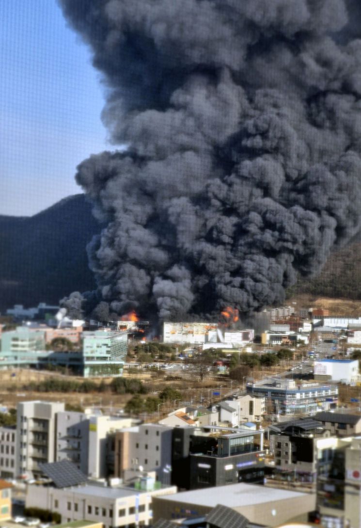 음성 공장 화재 진화율 90% 속 연기 계속