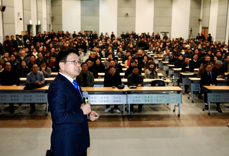 강기정 광주광역시장이 30일 여수 엑스포컨벤션센터 컨퍼런스홀에서 열린 ‘광주전남 통합 여수시민과의 상생토크’에 참석해 광주전남 통합의 추진 배경과 균형발전 도모를 위한 협력 방안 등에 대해 설명하고 있다. 광주시 제공