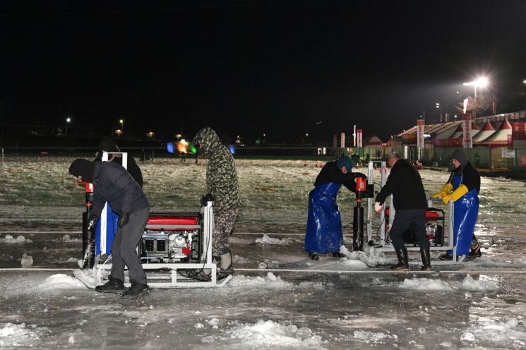 화천산천어축제장에서 새벽부터 얼음을 뚫고 있다. 화천군 제공