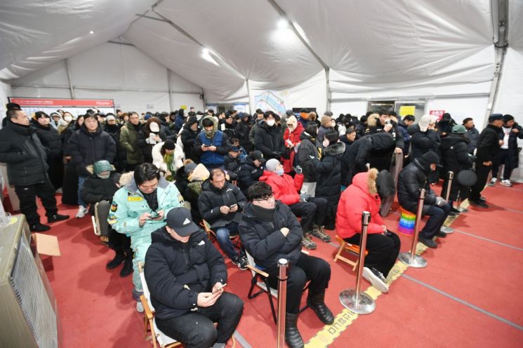 관광객들이 새벽부터 화천산천어축제장 매표소 앞에서 줄을 서고 있다. 화천군 제공