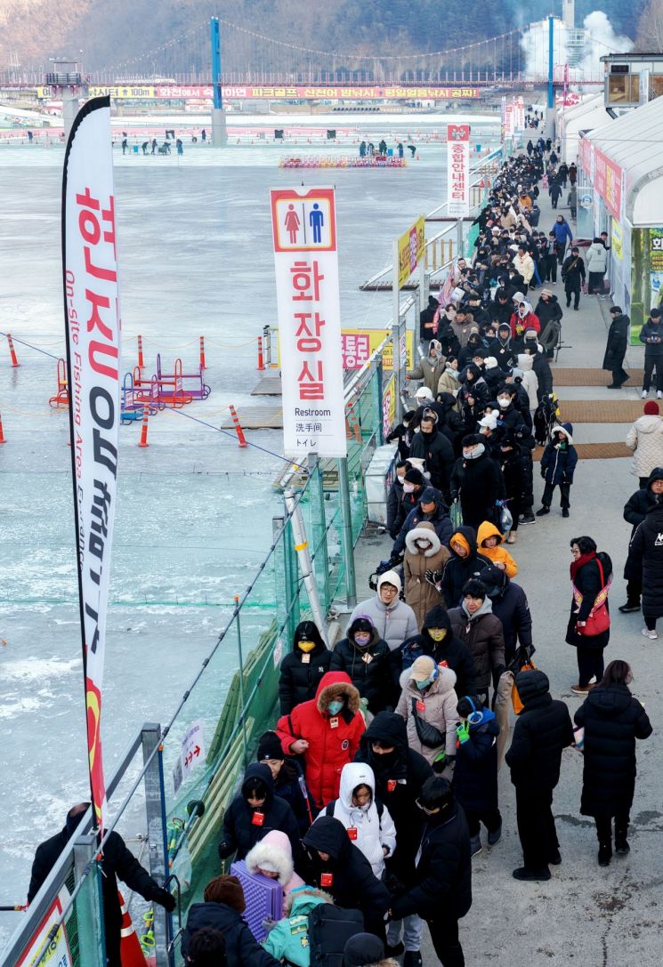 관광객들이 새벽부터 화천산천어축제장 매표소 앞에서 줄을 서고 있다. 화천군 제공