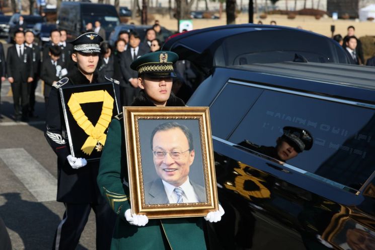 이해찬 전 국무총리 사회장 영결식이 엄수된 31일 서울 여의도 국회의원회관 앞에서 영결식을 마친 고인의 영정이 운구 차량으로 옮겨지고 있다. 연합뉴스