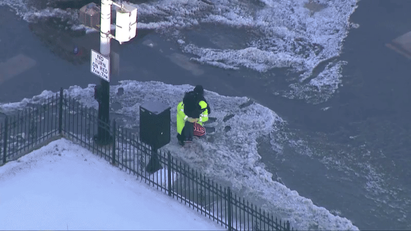 "신발 젖을까 봐" 빙판길 앞에 멈춘 초등생…안전요원의 선택
