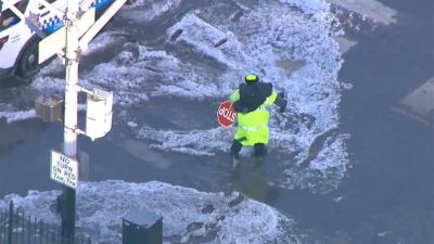 "신발 젖을까 봐" 빙판길 앞에 멈춘 초등생…안전요원의 선택