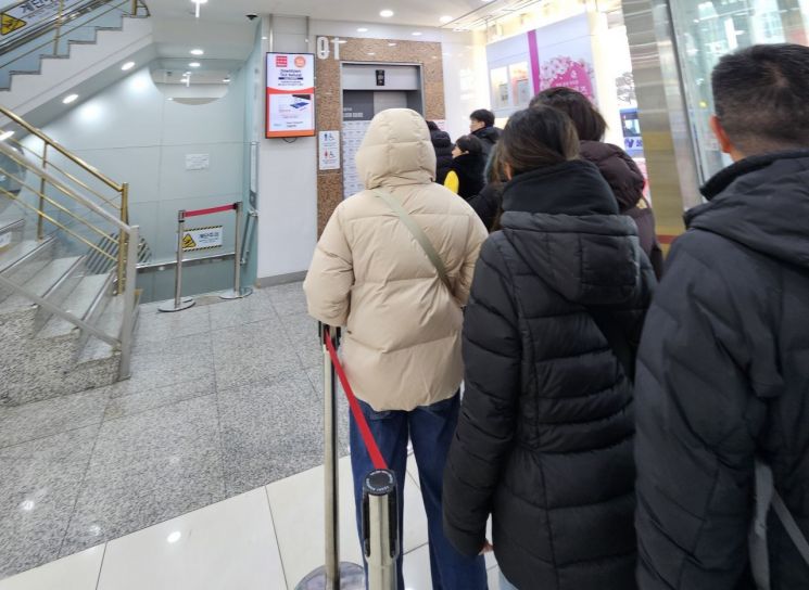 "These Days, Everyone's Going Here": 30s and 40s Flock to Daiso Instead of Department Stores