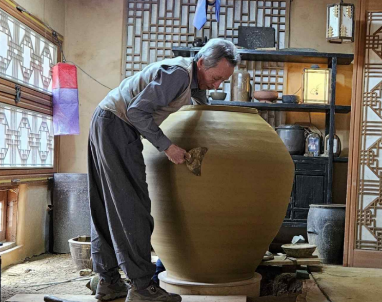 被预告认定为国家级非物质文化遗产制陶技艺持有者的 Lee Hak-su 先生