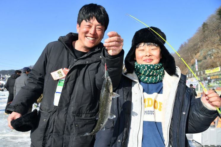 2026 화천산천어축제 전 기간 산천어 얼음낚시터를 찾은 이윤성 군과 아버지 이용민씨. 화천군 제공