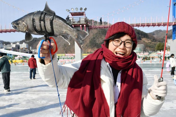 화천산천어축제 폐막, 159만명 방문…세계 관광객 사로잡았다