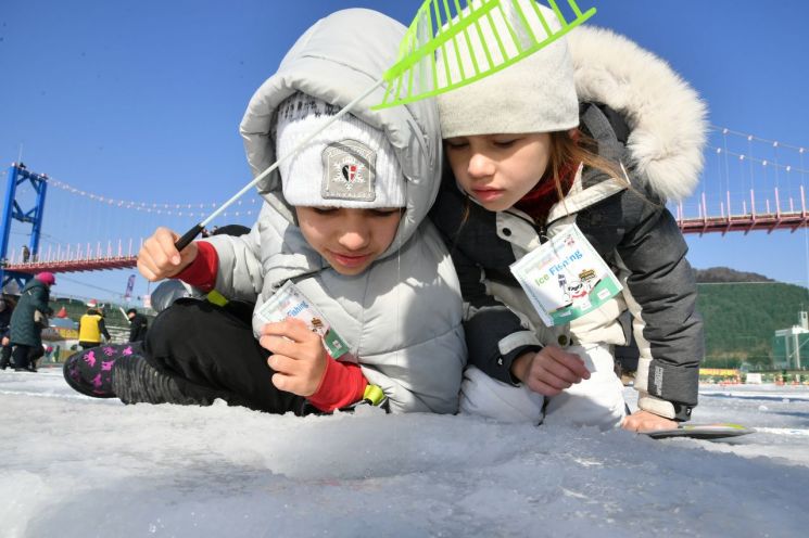 화천산천어축제 폐막, 159만명 방문…세계 관광객 사로잡았다