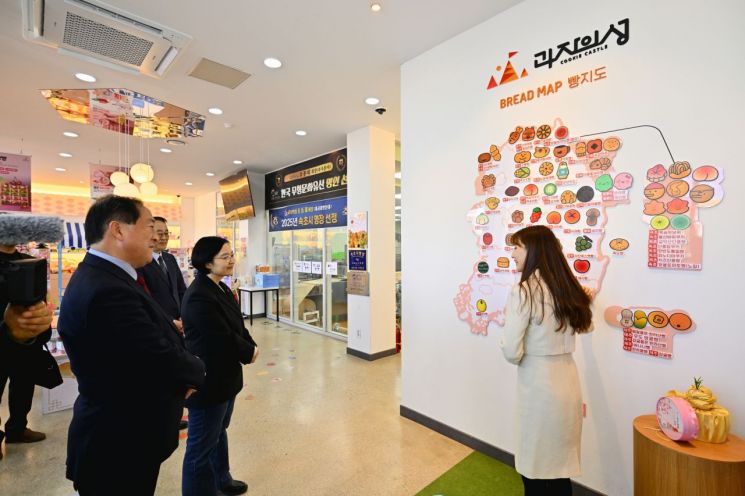 이병선 속초시장과  한성숙 중소벤처기업부 장관, 강석진 중소벤처기업진흥공단 이사장이 지난 1월 31일 ㈜과자의 성 내부를 살펴보고 있다.  속초시 제공