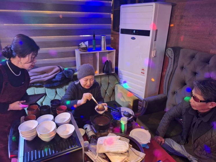 양국신씨의 지인들이 직접 만든 단팥죽을 나눠주고 있다.