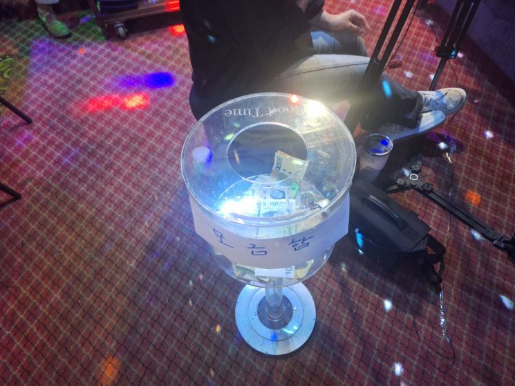 공연장 한편에 마련된 모금함에는 어려운 이웃을 향한 따뜻한 성금이 쉴 새 없이 모아지고 있다.