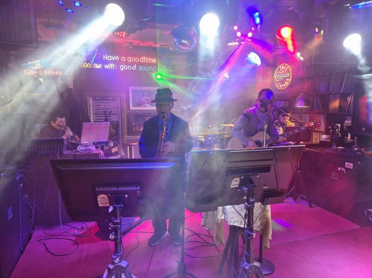 '올디스 벗 굳디스(Oldies but Goodies)' 밴드가 김학래의 '하늘이여'를 첫 곡으로 선택해 무대에 올랐다. 평생을 언더그라운드 뮤지션으로 살아오며 하늘과 세상을 향해 던졌던 이들의 음악적 고백이 선율에 실려 흐르자 객석은 이내 숙연하면서도 뜨거운 감동에 젖어 들었다.