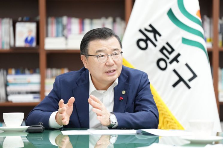 류경기 중랑구청장은 아시아경제와의 인터뷰에서 구정 철학과 비전을 '정돈된 도시'라는 한 단어로 압축해 설명했다. 중랑구 제공.