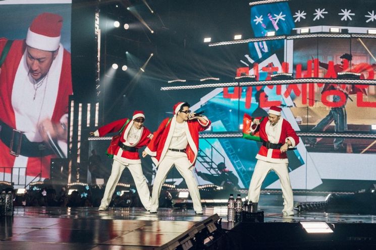 Epik High在去年12月举行的演唱会上演唱歌曲。Hours提供