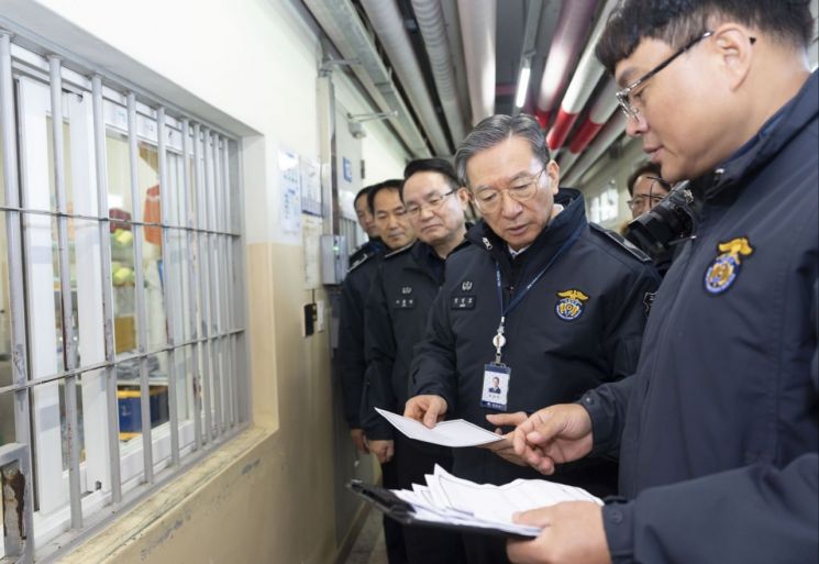 "안에선 '모범 생활' 하지만 사회 나가면…" 밤엔 교도관 27명 뿐인 과밀 교도소[르포]