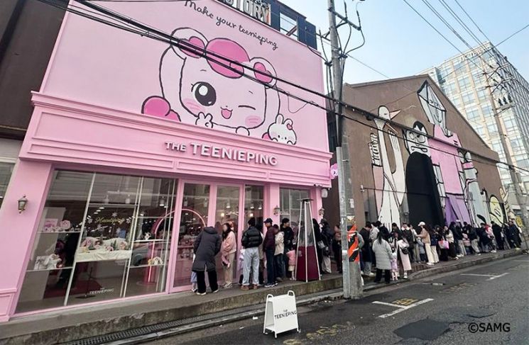 애들만 가는줄 알았는데 하루 700명 '와글와글'…외국인까지 사로잡은 '더티니핑 성수'