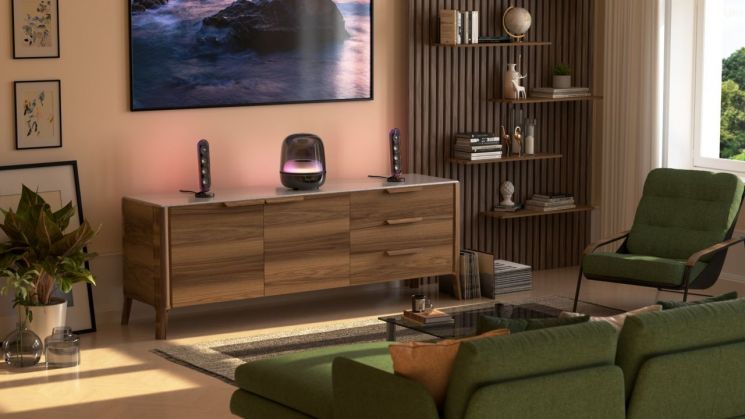 하만카돈의 대표 스피커 시스템 'SoundSticks(사운드스틱)'의 최신 모델인 'SoundSticks 5(사운드스틱 5)'. 하만.