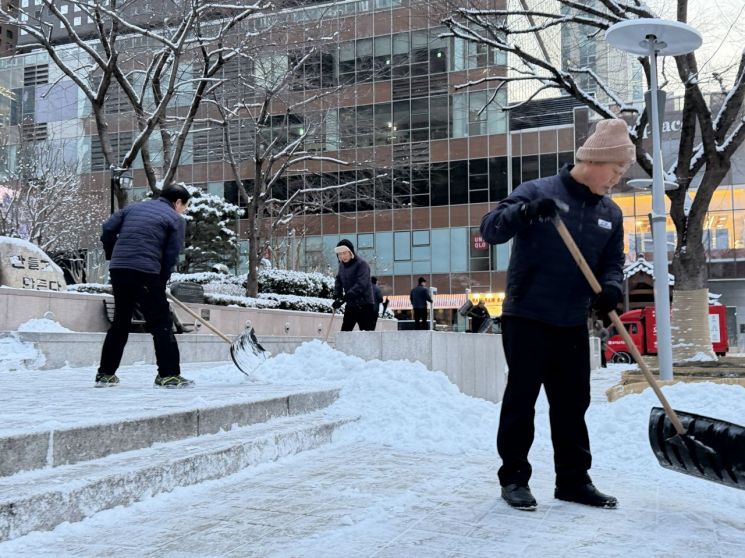 밤새 쏟아진 눈…서울 출근길 시민들 빙판길 '비상'(종합) 