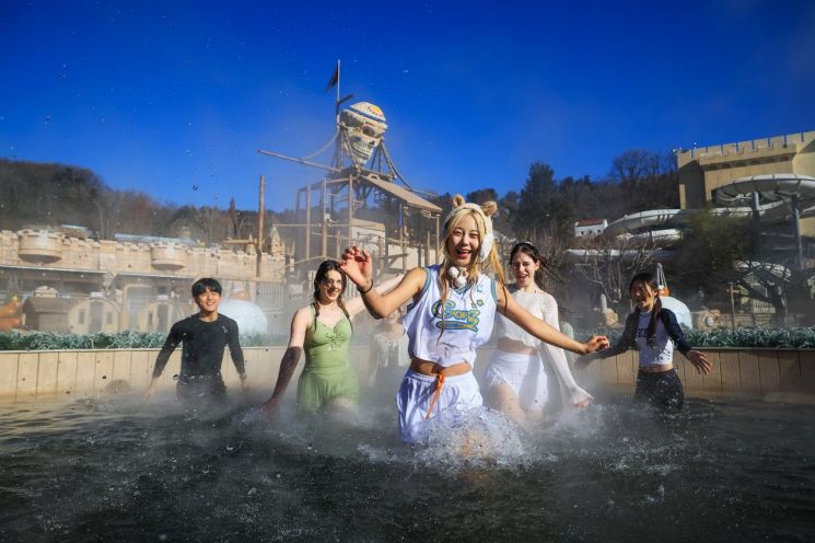 Caribbean Bay Transformed into 'Winter Spa Cabi'. Samsung C&T Corporation