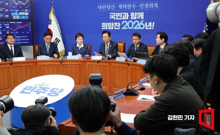 정청래 더불어민주당 대표가 2일 국회에서 열린 최고위원회의에서 발언하고 있다. 김현민 기자