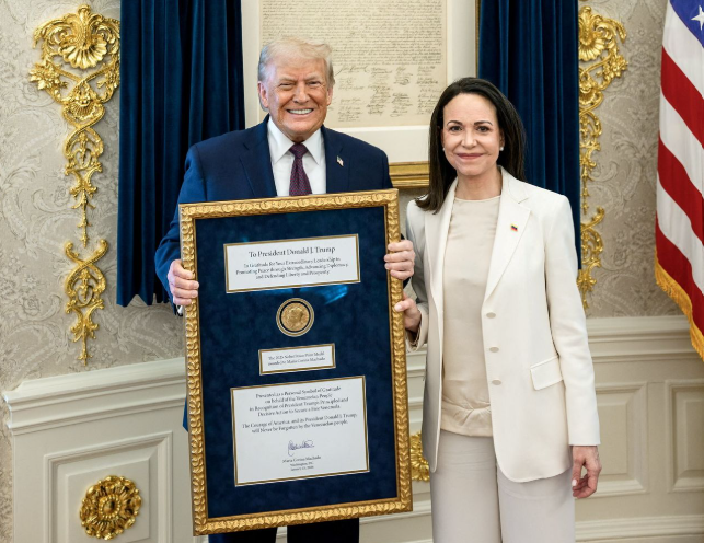 美国总统 Trump 接受了委内瑞拉反对派领导人 María Corina Machado 赠送的装有诺贝尔和平奖奖章的大型金色相框。白宫 Truth Social 提供