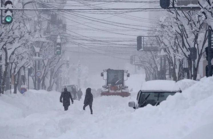 "절대 가지마세요, 제설 중 사망까지"…'183㎝' 성인 남성 키만큼 눈 내린 日 도시