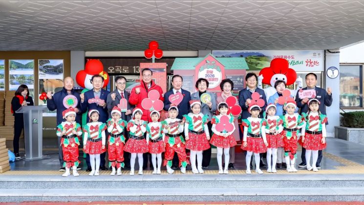 ‘희망 2026 나눔 캠페인’ 목표 대비 225% 달성_사랑의 온도탑’ 출범식. 함안군 제공