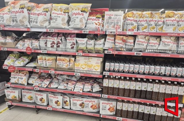 "같은 과자만 잔뜩 진열돼" 홈플러스 납품 반토막…설 대목 앞, 매대 '텅텅' 비나