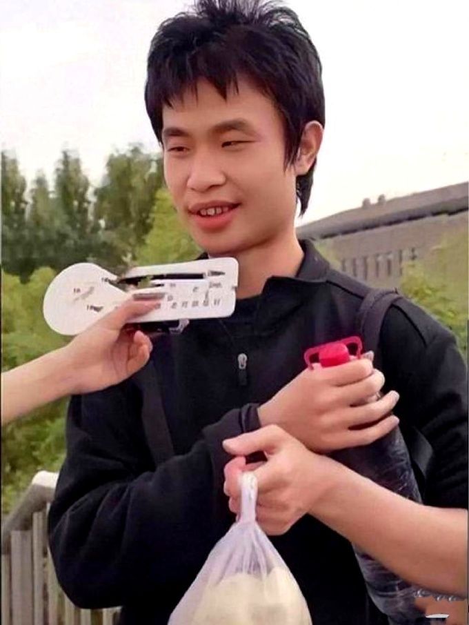 웨이둥이가 과거 인터뷰에 응했던 모습. 시나웨이보