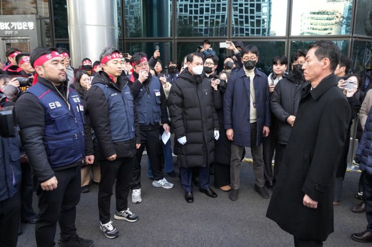 장민영 기업은행장이 지난 1월 23일 기업은행 노동조합과 대치하고 있다. / 기업은행 노조 제공