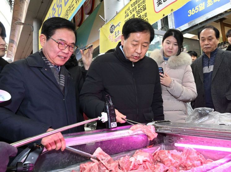 구윤철 부총리 겸 재정경제부 장관(가운데)이 2일 설 명절 성수품 수급동향 및 설 민생안정대책의 이행상황을 점검하고자 충남 천안 중앙시장을 방문, 주요 점포에서 물품을 구입하며 민생 현장 물가를 점검하고 있다. 재정경제부