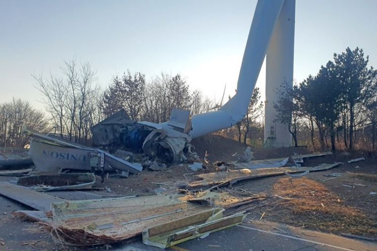 '풀썩' 꺾인 영덕 80m 풍력발전기…통행 전면 차단