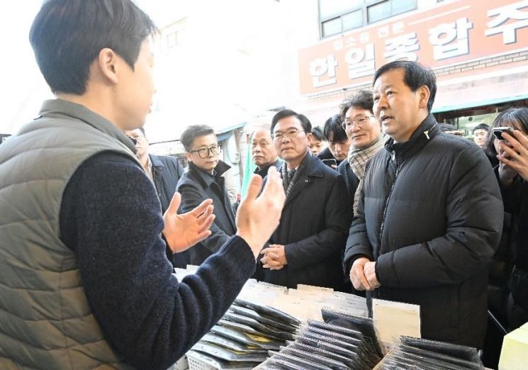 전통시장 간 구윤철 "현재 추경 논의없어…주식시장 면밀 점검"(종합)