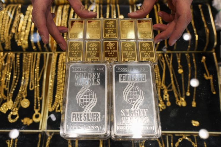 폭락한 금·은, 투자전략 바꿔야 할까