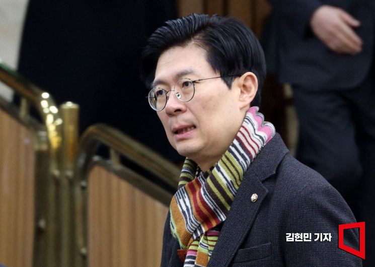 [포토] 원내대책회의 참석하는 조정훈 인재영입위원장