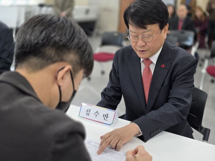 오른쪽이 오석진 전 대전시교육청 교육국장