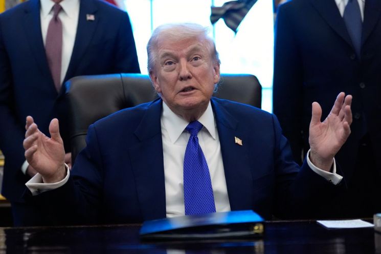 트럼프 대통령이 서반구 장악력 강화를 목표로 하는 이른바 '돈로주의'(먼로주의의 트럼프식 해석)를 공개적으로 강조해왔다. AP연합뉴스