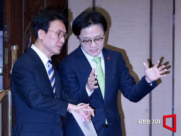 [포토] 대화하는 김민석 총리와 김정관 장관